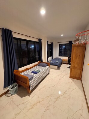 5 bedrooms, desk, WiFi, bed sheets