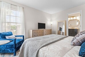 6 Schlafzimmer, Schreibtisch, Bügeleisen/Bügelbrett, Reisekinderbett