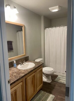 Douche, serviettes fournies, savon, papier de toilette
