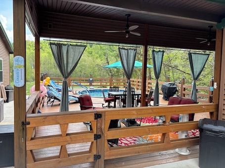 Outdoor dining. Cozy 2 bedroom cottage with heated pool AC in charming New Hope