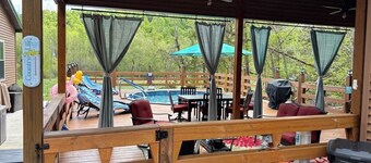 Cozy 2 bedroom cottage with heated pool AC in charming New Hope