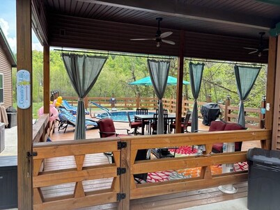 Cozy 2 bedroom cottage with heated pool AC in charming New Hope