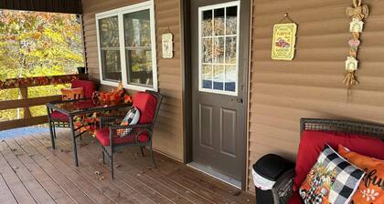 Cozy 2 bedroom cottage with heated pool AC in charming New Hope
