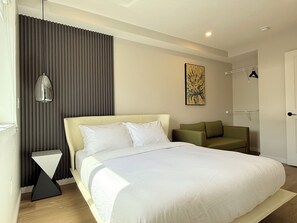 3 habitaciones, escritorio y tabla de planchar con plancha