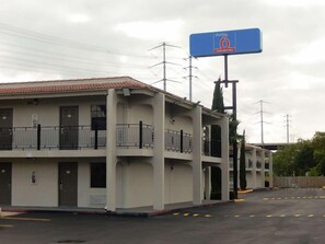 A two-story motel with a sign advertising Studio 6. - Stay Inn & Suites (Houston)