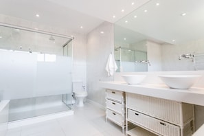 Maison, 4 chambres | Salle de bain | Douche, sèche-cheveux, serviettes fournies, papier toilette