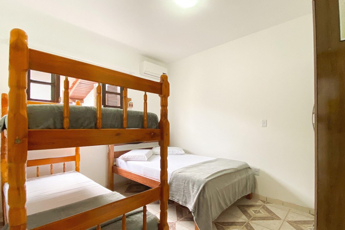 Un dormitorio con dos literas y una cama individual.