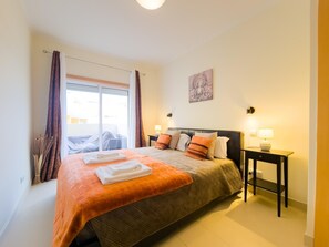 2 chambres, fer et planche à repasser, accès Internet, draps fournis