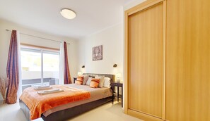2 bedrooms, iron/ironing board, internet, bed sheets