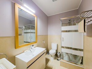 Shower, hair dryer, towels - Casa Viana T2 by YHA (Conceição de Tavira)