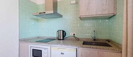 Fridge, microwave, oven, coffee/tea maker