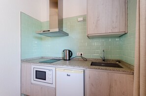 Kühlschrank, Mikrowelle, Ofen, Wasserkocher mit Kaffee-/Teezubehör