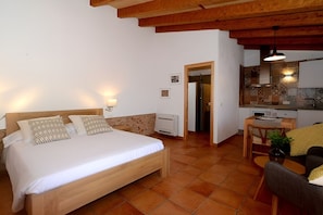 Iron/ironing board, travel crib, free WiFi, bed sheets