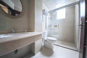 A bathroom with a sink, toilet, and glass-enclosed shower. - Kehuayuan Hotel (Chengdu Huaxie) (Chengdu)