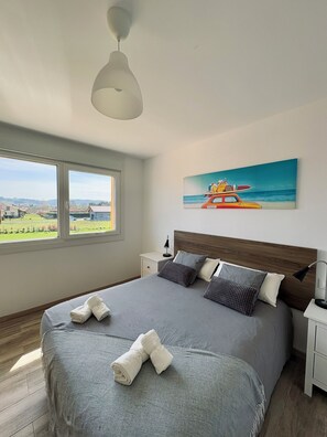 6 bedrooms, desk, iron/ironing board, travel crib