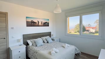 6 bedrooms, desk, iron/ironing board, travel crib