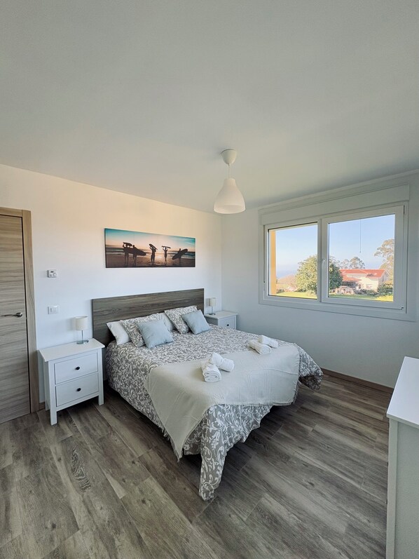 6 bedrooms, desk, iron/ironing board, travel cot