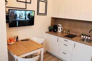 Comfort studio, Meerdere bedden, kitchenette, uitzicht op de binnenplaats | Privékeuken | Een waterkoker