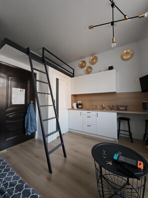 Studio Confort, plusieurs lits, coin cuisine, vue cour intérieure | Fer et planche à repasser, Wi-Fi gratuit