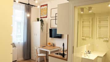 Estudio Confort, varias camas, cocineta, vista al patio | Área de sala de estar