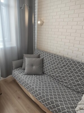 Comfort Studio, Multiple Beds, Kitchenette, Courtyard View | Living area