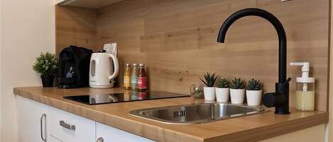 Comfort Studio, Multiple Beds, Kitchenette, Courtyard View | Private kitchen