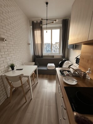 Studio Confort, plusieurs lits, coin cuisine, vue cour intérieure | Coin séjour