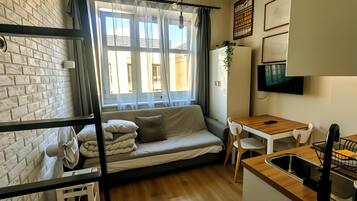 Comfort-Studio, Mehrere Betten, Kochnische, Blick auf den Innenhof | Wohnbereich