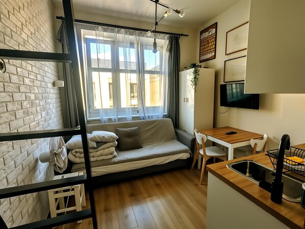 Comfort Studio, Multiple Beds, Kitchenette, Courtyard View | Living area