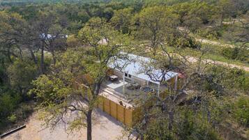 Una casa rodeada de árboles frondosos, con una vista despejada del bosque circundante.