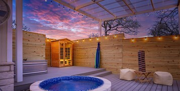 Una piscina al aire libre de temporada