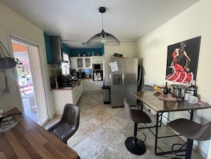 Microwave, oven, stovetop, dishwasher - Rent House with swimming pool 8 people (Marseille)