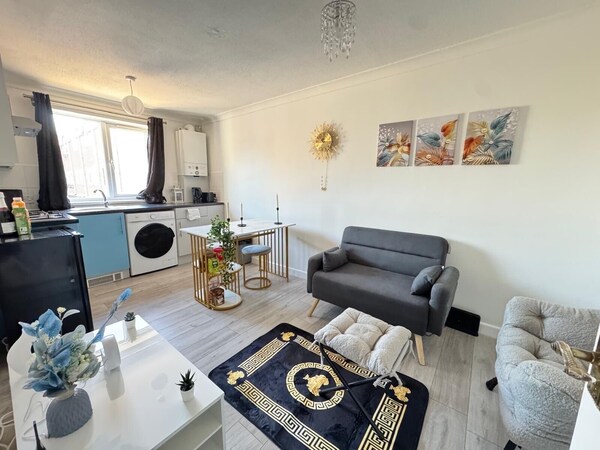 Charming London Apartment Retreat - Dagenham