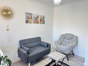 Living area - Charming London Apartment Retreat (London)