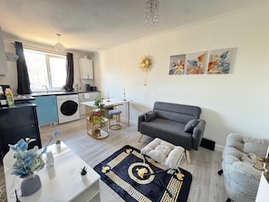 Living area - Charming London Apartment Retreat (London)