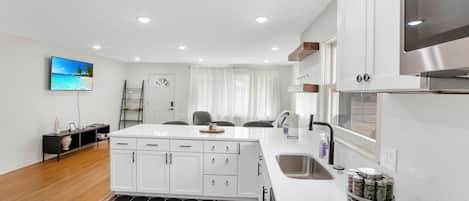 Een koelkast, een microgolfoven, een oven, een kookplaat