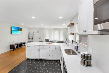 Fridge, microwave, oven, stovetop. Chic Escape Near Mall of America