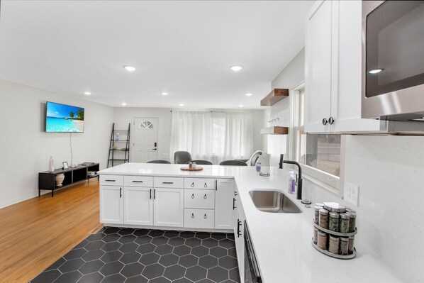 Een koelkast, een microgolfoven, een oven, een kookplaat