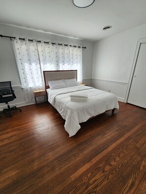 3 bedrooms, iron/ironing board, WiFi - Kenan at Whirlygig City, 2800 sf 3 bedroom / 2 bath, Downtown Wilson (Wilson)
