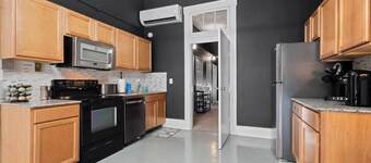 Spacious Luxury Black Downtown Apartment - Minutes from WEC!