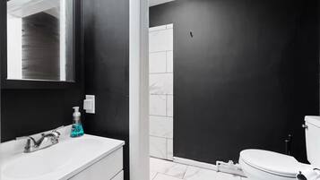 Secadora de cabello, toallas, jabón, papel de baño