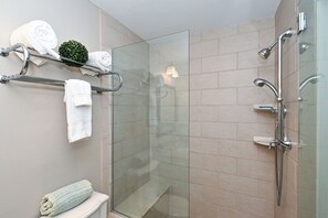 Dusche, Haartrockner, Handtücher, Seife