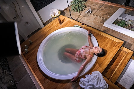 Deluxe Bungalow | Bathroom