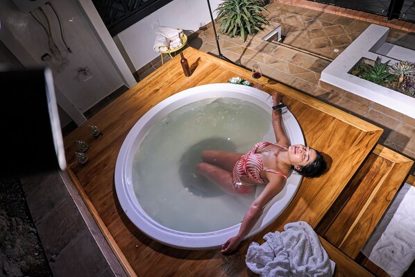 Deluxe Bungalow | Bathroom