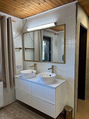 Shower, hair dryer, towels