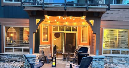 Premier Riverbend Townhome in Panorama BC, Waterfront, Prime location, Sleeps 7