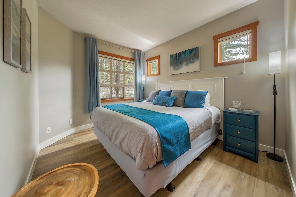 2 bedrooms, iron/ironing board, travel crib, WiFi (free)