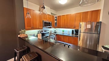 Coffee/tea maker, fridge, microwave, oven