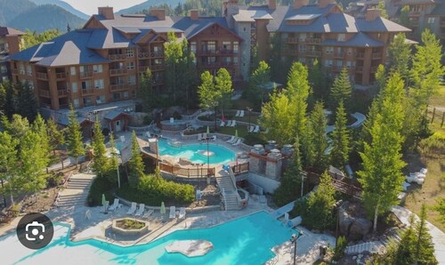 Premier Riverbend Townhome in Panorama BC, Waterfront, Prime location, Sleeps  7