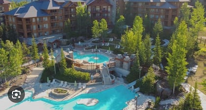 Premier Riverbend Townhome in Panorama BC, Waterfront, Prime location, Sleeps 7